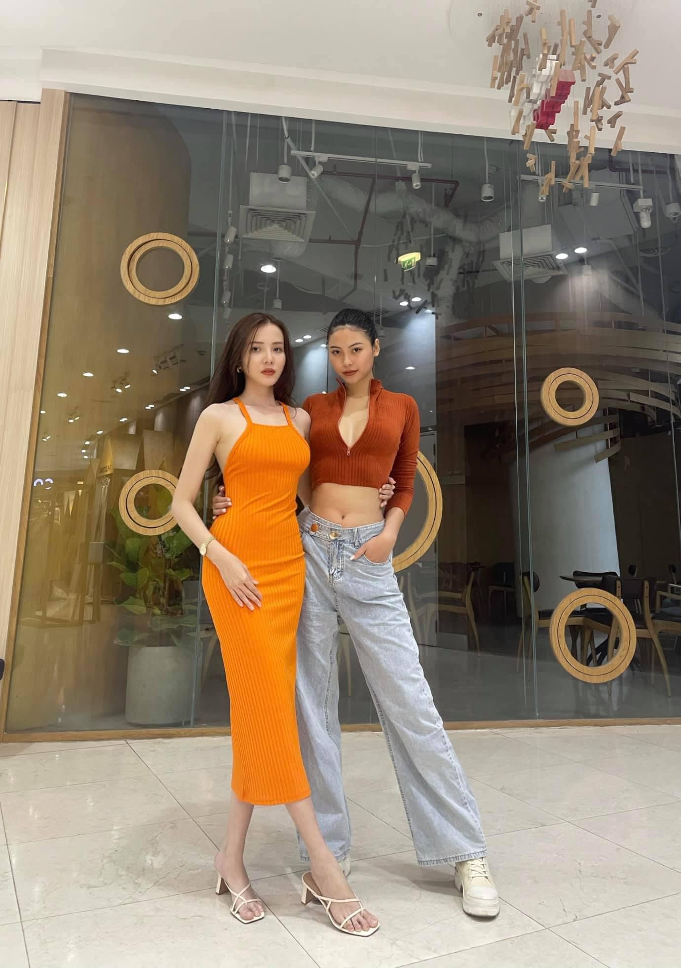 Người đẹp biển Đào Thị Hà và Hoa khôi Cần Thơ Huỳnh Thúy Vi diện trang phục năng động khoe vóc dáng nóng bỏng.