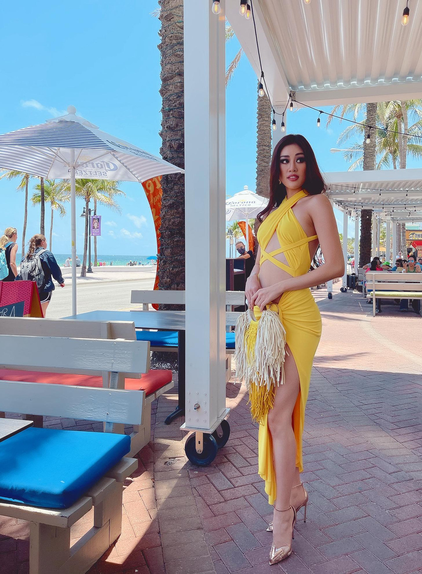 Bộ trang phục lần này của Khánh Vân được đánh giá là vô cùng táo bạo với chi tiết cut-out khoe trọn cơ bụng săn chắc và quyến rũ.