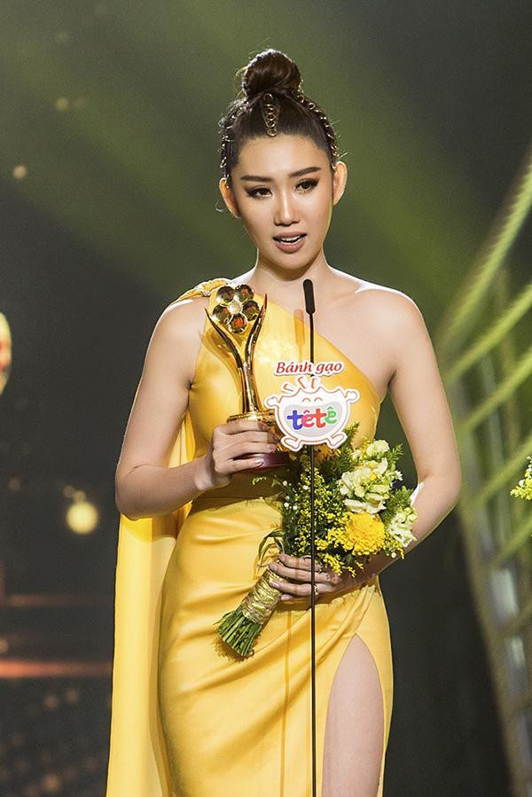 Khi nhận giải trên sân khấu, nàng "Hân hoa hậu" liên tục khóc nức nở, tâm sự cách đây đúng 10 năm từ một cô gái tỉnh lẻ, cô lên Sài Gòn theo đuổi nghệ thuật khiến gia đình lo lắng cho con gái nhỏ. Với chiếc cúp trên tay, cô muốn dành tặng đến người ba thân thương vì ông đang bệnh nặng và theo dõi con gái được vinh danh qua sóng truyền hình. 'Ba dặn tôi luôn biết trước biết sau, cố gắng theo đuổi và thực hiện ước mơ đến cùng bằng sự tử tế', người đẹp nói.