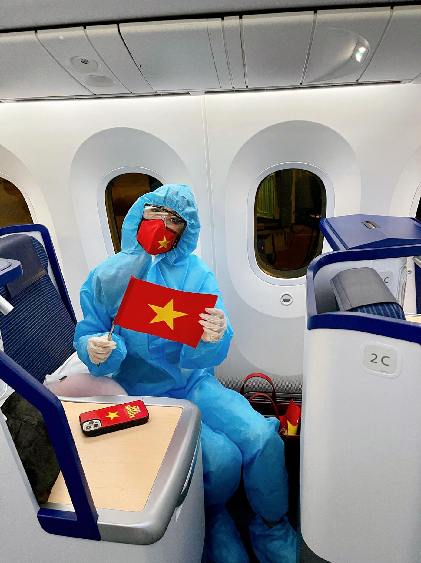 Một thân một mình sang Mỹ dự thi Miss Universe trong tình cảnh dịch bệnh phức tạp, Khánh Vân vẫn luôn thể hiện tinh thần 'màu cờ sắc áo' trên từng bộ trang phục của cô.