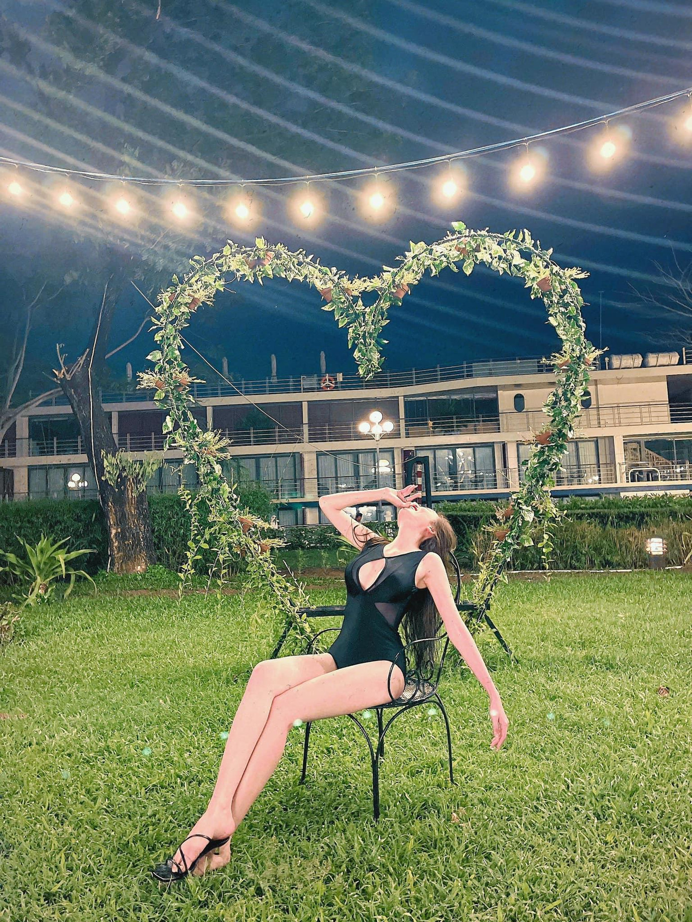 Hoa hậu Diễm Hương tự tin khoe đường cong nóng bỏng khi diện áo tắm một mảnh màu đen.