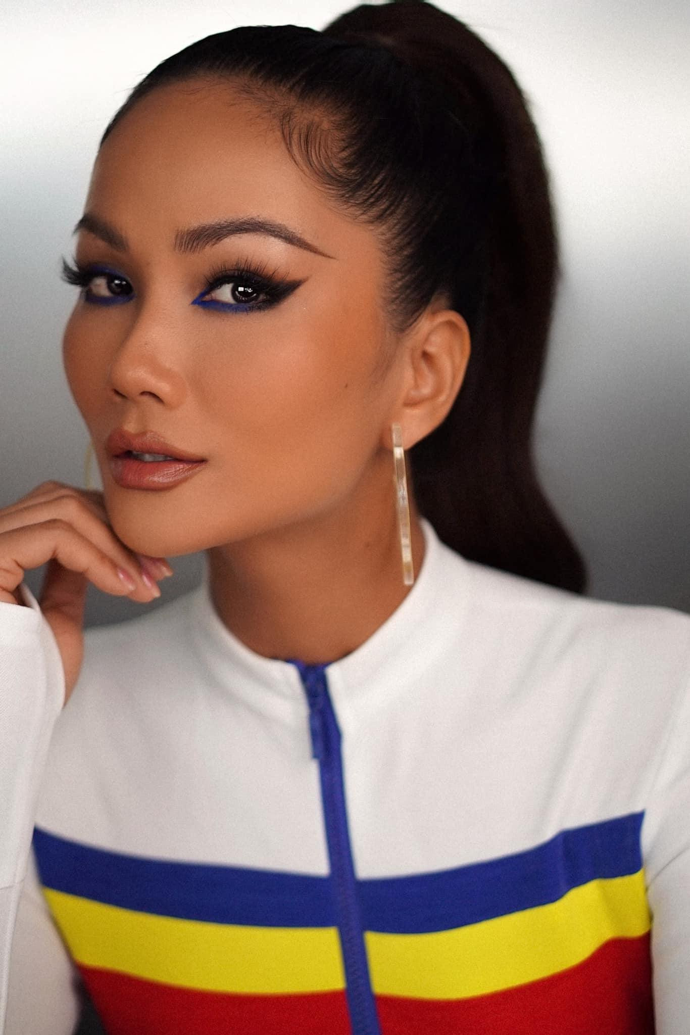 Hoa hậu H'Hen Niê khoe vẻ đẹp sắc sảo, quyến rũ khi đi làm trong ngày nghỉ lễ. Hoa hậu H'Hen Niê khoe vẻ đẹp sắc sảo, quyến rũ khi đi làm trong ngày nghỉ lễ.