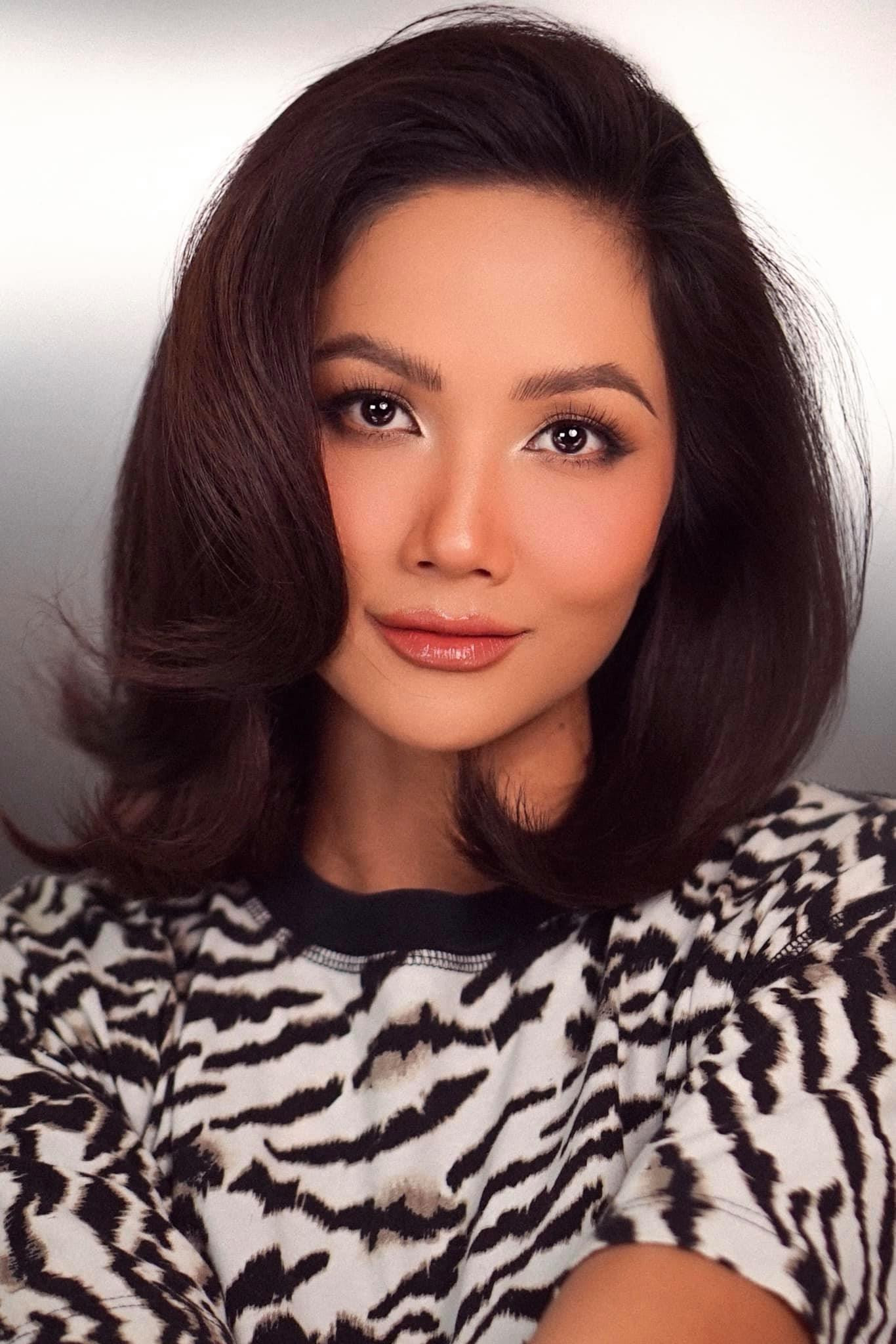 Hoa hậu H'Hen Niê dịu dàng và nữ tính với phong cách trang điểm nhẹ nhàng.