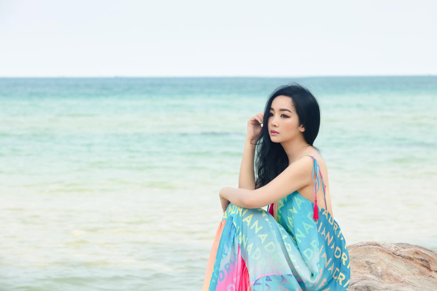 Người đẹp diện váy áo rực rỡ màu sắc, khoe lưng trần quyến rũ trên biển. Người đẹp diện váy áo rực rỡ màu sắc, khoe lưng trần quyến rũ trên biển.