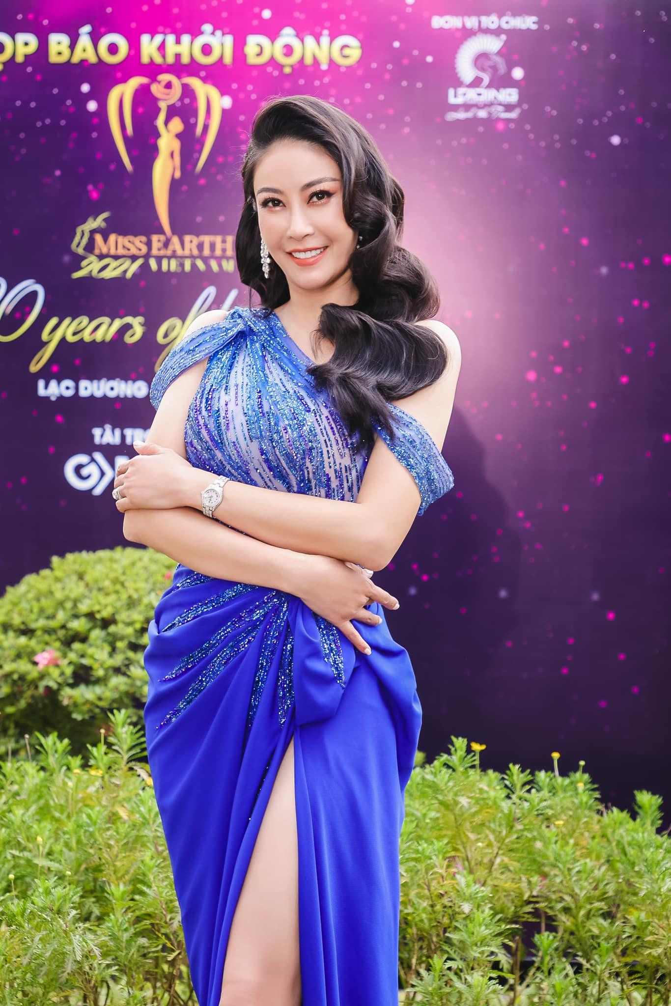 Hoa hậu Hà Kiều Anh diện váy dạ hội cắt xẻ khoe đôi chân thon dài quyến rũ.