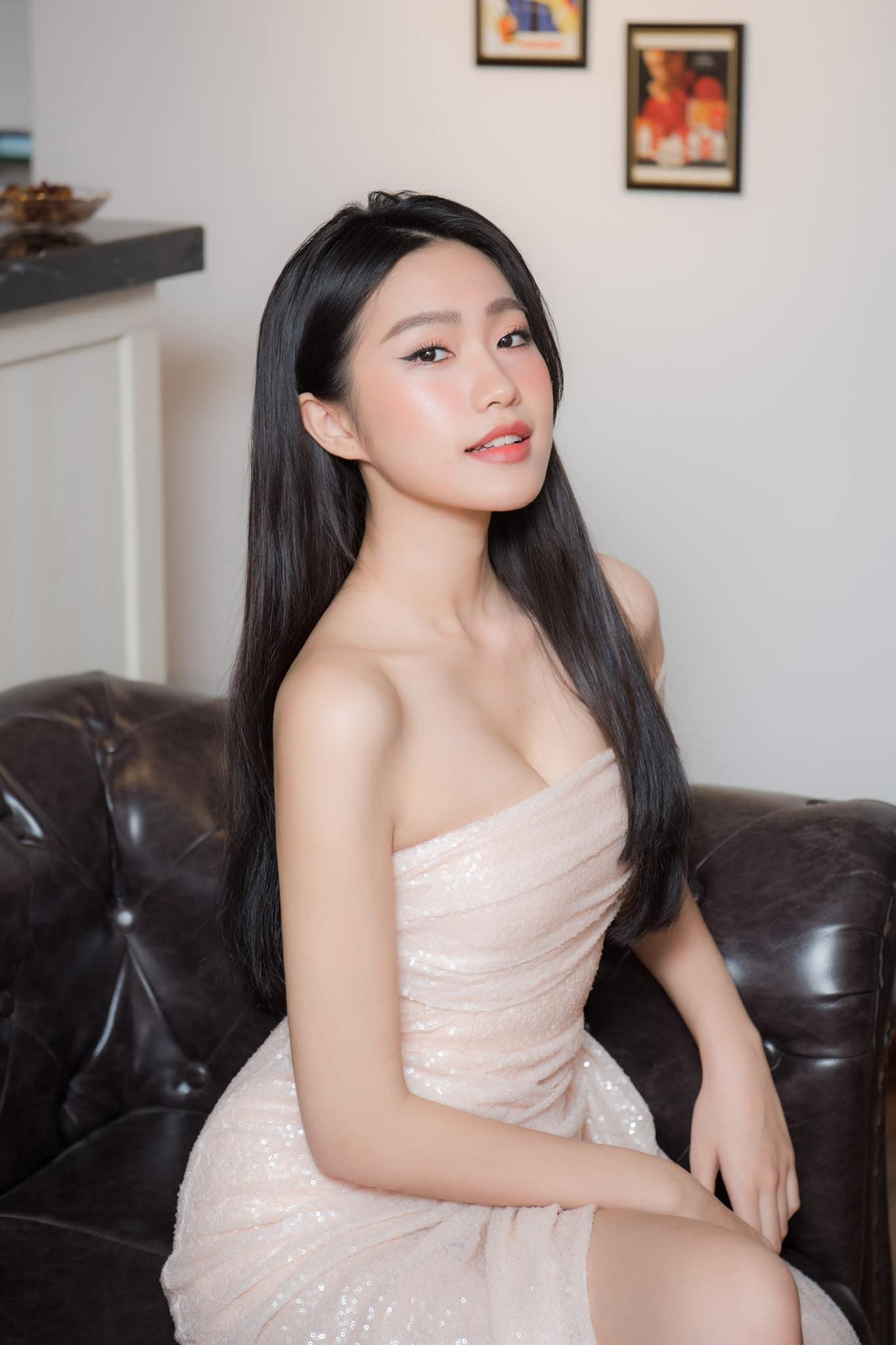 Người đẹp tài năng Doãn Hải May diện váy sequin khoe vai trần quyến rũ.