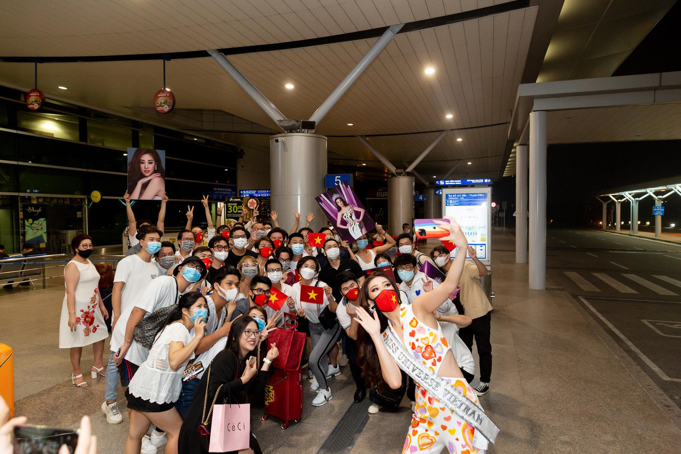 Trước khi vào khu vực làm thủ tục bay, Khánh Vân gửi lời chào đến khán giả và những người yêu thương cô: “Vân đã sẵn sàng! Những ngày qua Vân vô cùng hạnh phúc vì biết mọi người rất yêu thương Vân. Vân cảm ơn vì tất cả, Vân sẽ cháy hết mình trong những ngày tới! Hãy tin Vân!”