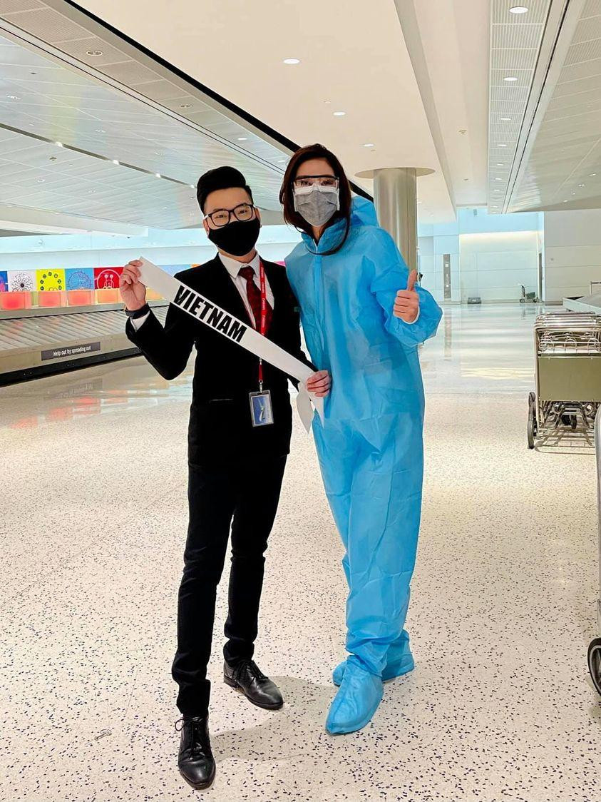 Sau chuyến bay dài 26 tiếng, Khánh Vân đã chính thức đặt chân tới Houston, Texas để tham dự cuộc thi Miss Universe 2020. Cô được kiều bào Việt Nam đang có mặt tại Mỹ ra sân bay chào đón.