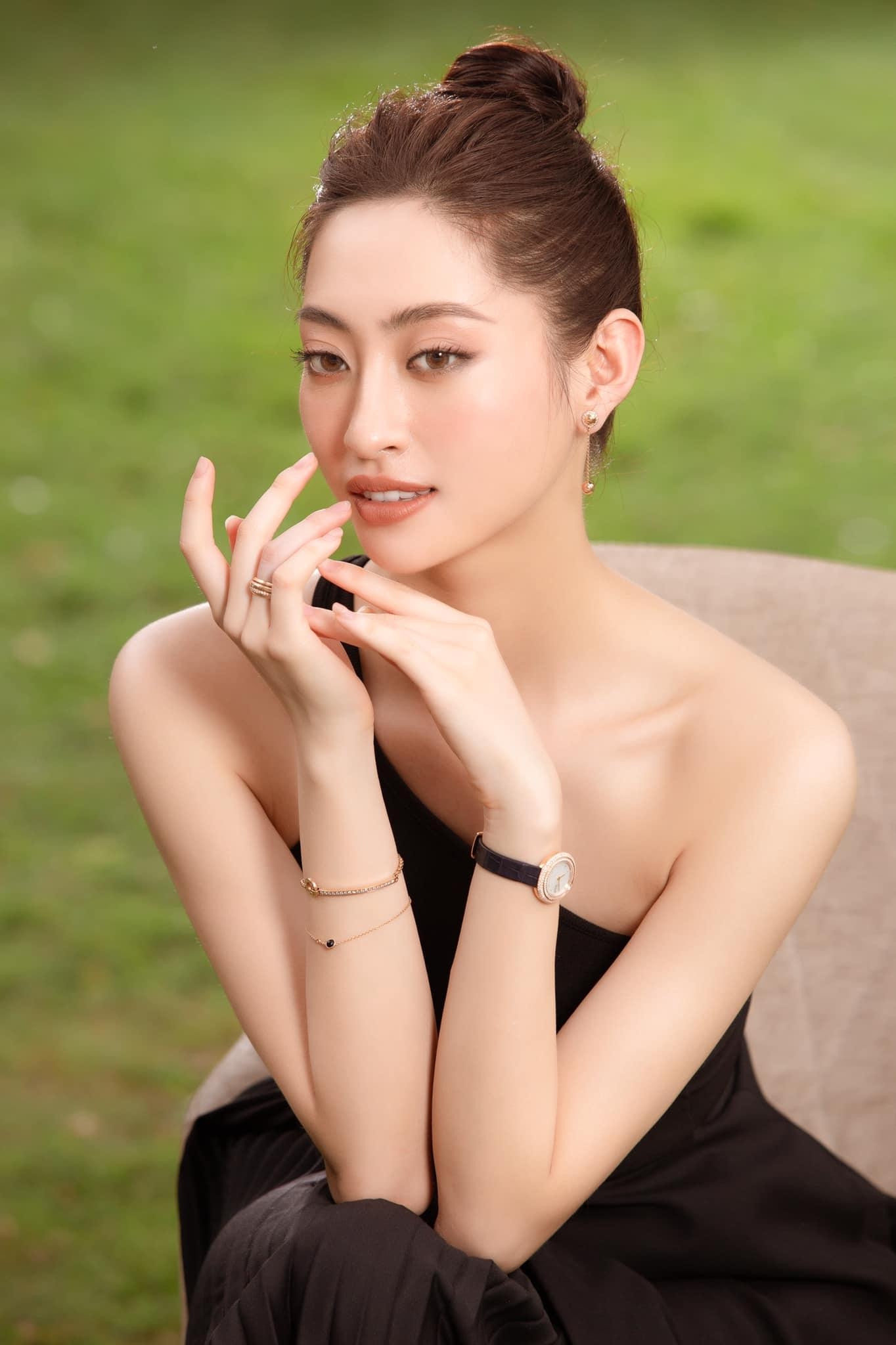 Hoa hậu Lương Thùy Linh diện váy đen thanh lịch, trễ nải vai trần quyến rũ.