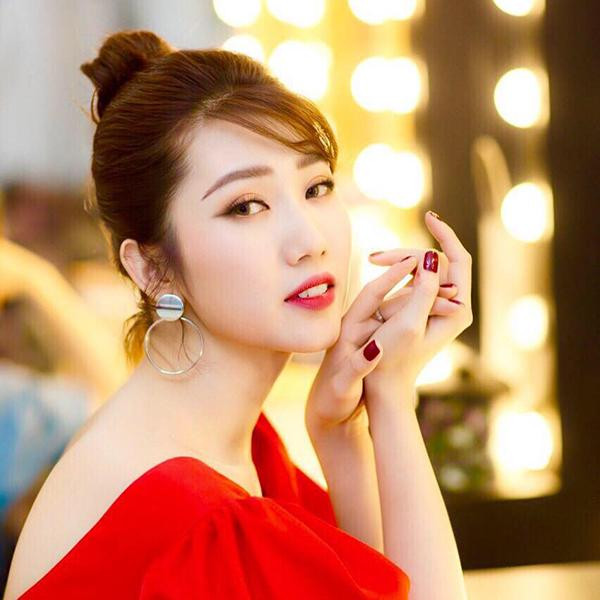 Thúy Ngân hiện được biết tới là một diễn viên sáng giá của màn ảnh nhỏ với nhiều bộ phim đình đám như "Gạo nếp gạo tẻ", "Hải đường trong gió", "Cây táo nở hoa"...Tuy nhiên, ít ai biết trước đó cô là gương mặt quen thuộc với các sân chơi sắc đẹp qua hàng loạt giải thưởng ấn tượng. Trong lần đầu tiên 'chạm ngõ' các cuộc thi nhan sắc, Thúy Ngân đã giành giải Hoa khôi TP. Mỹ Tho năm 2009.