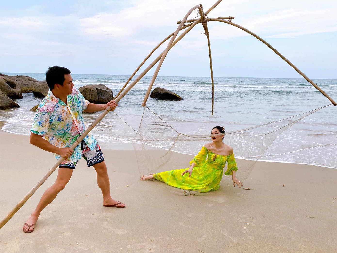 Á hậu Thanh Tú và ông xã chụp ảnh hài hước trên biển theo concept "ông lão đánh cá".