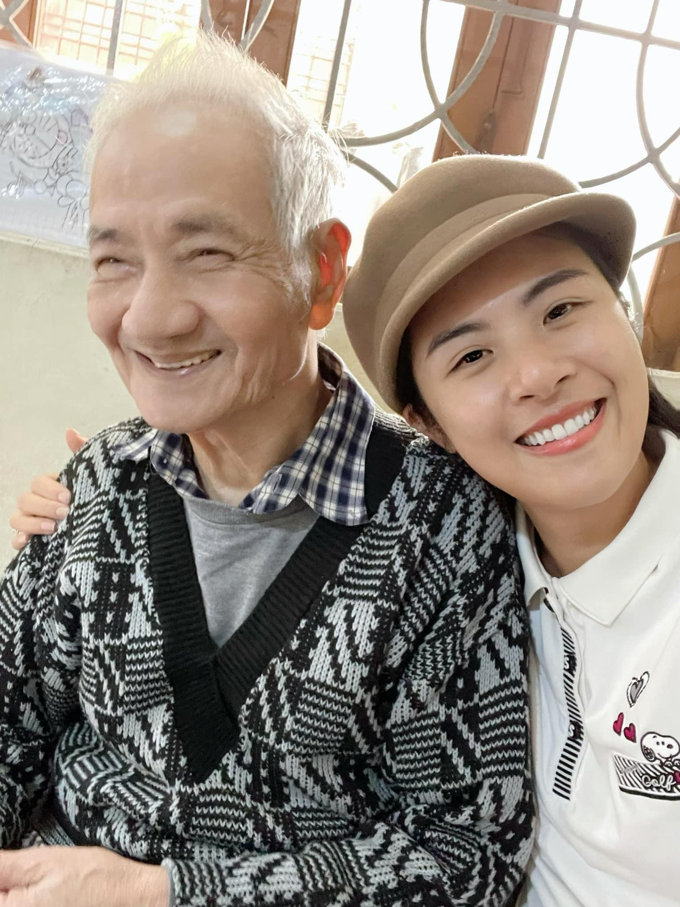 Hoa hậu Ngọc Hân khoe ảnh bên ông nội là thầy giáp ưu tú của thành phố Hải Phòng.