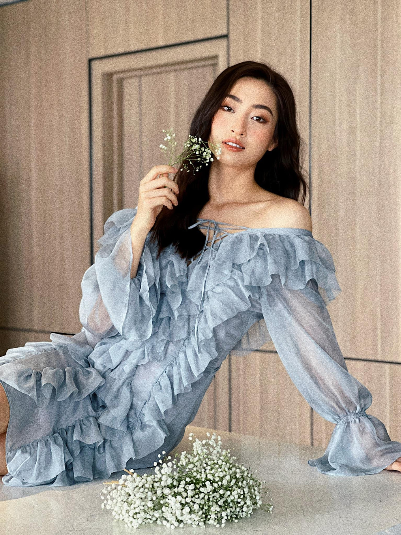 Hoa hậu Lương Thuỳ Linh xinh đẹp tựa 'nàng thơ' trong bộ váy bèo nhún gam màu xanh pastel.