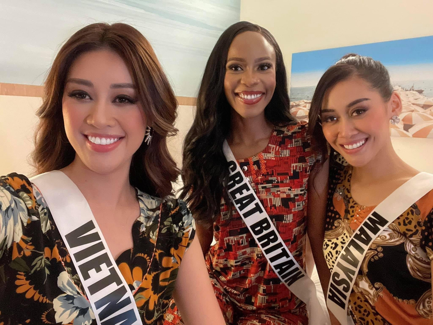 Đặc biệt, bên cạnh những bộ váy áo sành điệu và quyến rũ từ những nhà thiết kế trong nước, Khánh Vân còn mang tới Florida, Mỹ những bộ đồ lanh mặc ở nhà nổi tiếng của các bà nội trợ Việt Nam và được thí sinh các nước khác rất yêu thích.