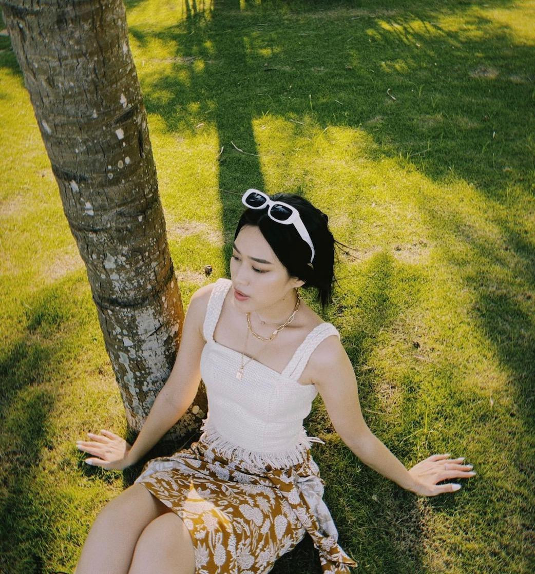 Người đẹp diện váy áo thanh lịch, khoe vai trần quyến rũ. Người đẹp diện váy áo thanh lịch, khoe vai trần quyến rũ.