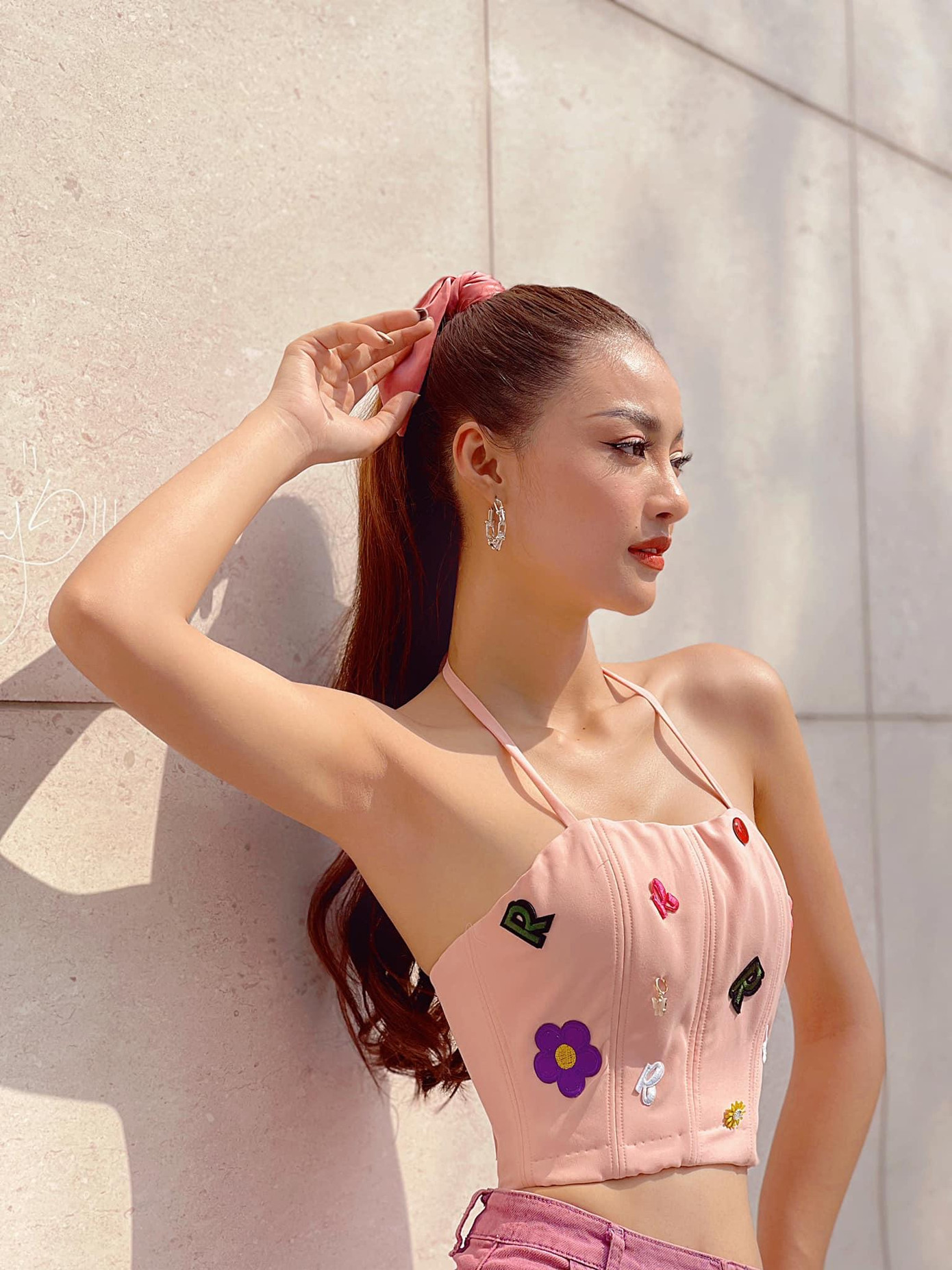 Người đẹp diện áo crop-top đính họa tiết lạ mắt, khoe vòng eo 'con kiến' đầy quyến rũ.