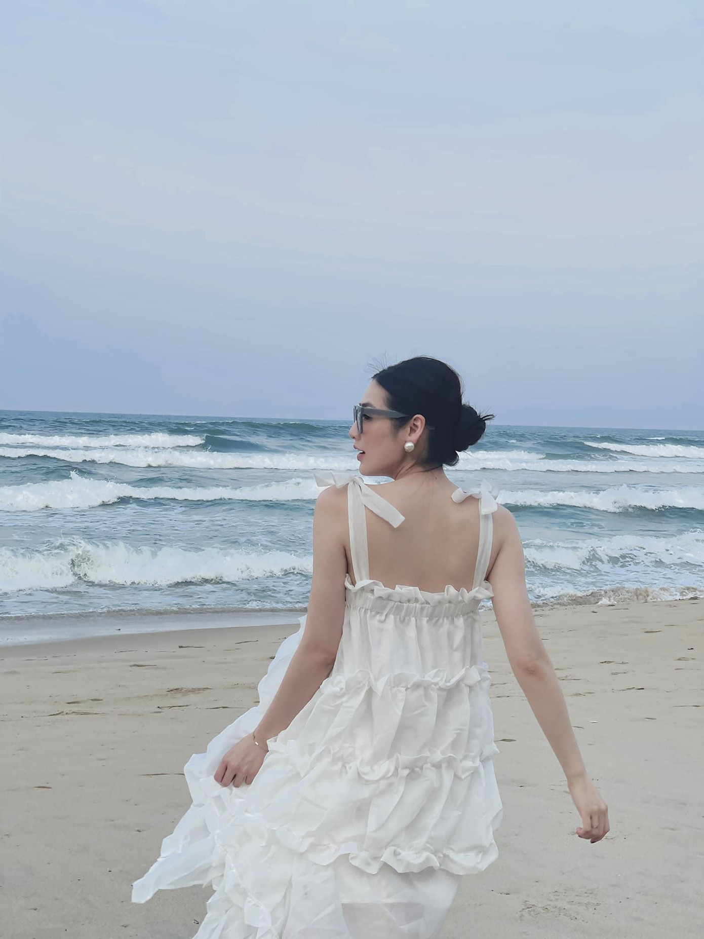 Á hậu Tú Anh khoe lưng trần quyến rũ khi dạo chơi trên bãi biển vào ngày nghỉ lễ.