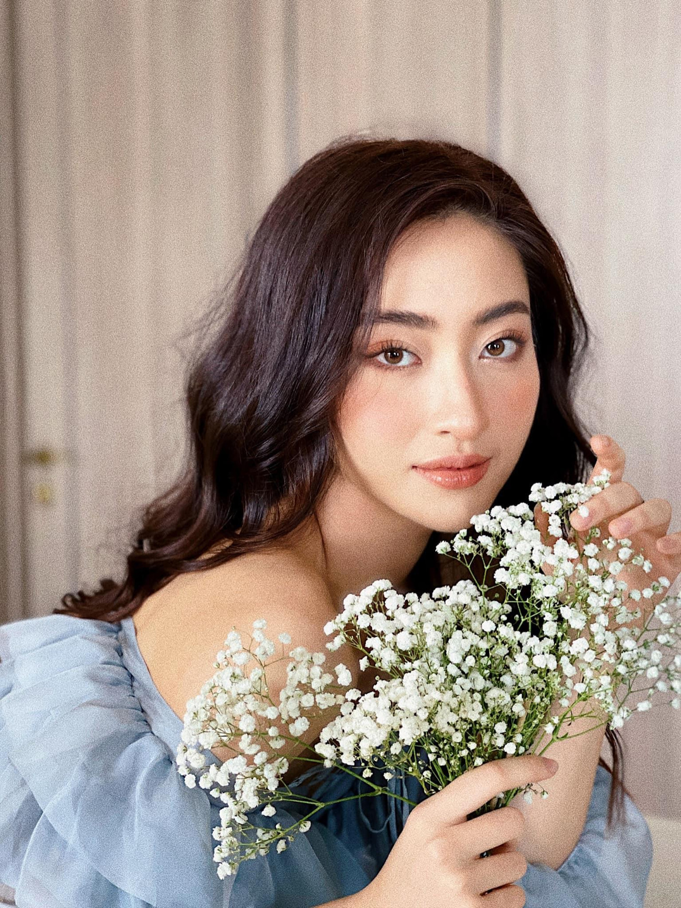 Bộ váy trễ nải giúp nàng hậu gốc Cao Bằng khoe trọn bờ vai trần ngọt ngào và quyến rũ.