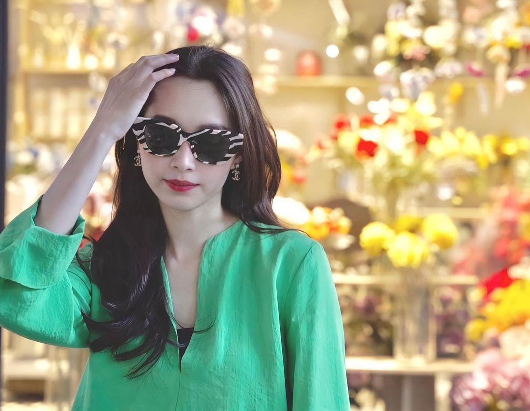 Hoa hậu Đặng Thu Thảo diện trang phục giản dị nhưng vẫn toát lên thần thái vô cùng xinh đẹp, sành điệu.