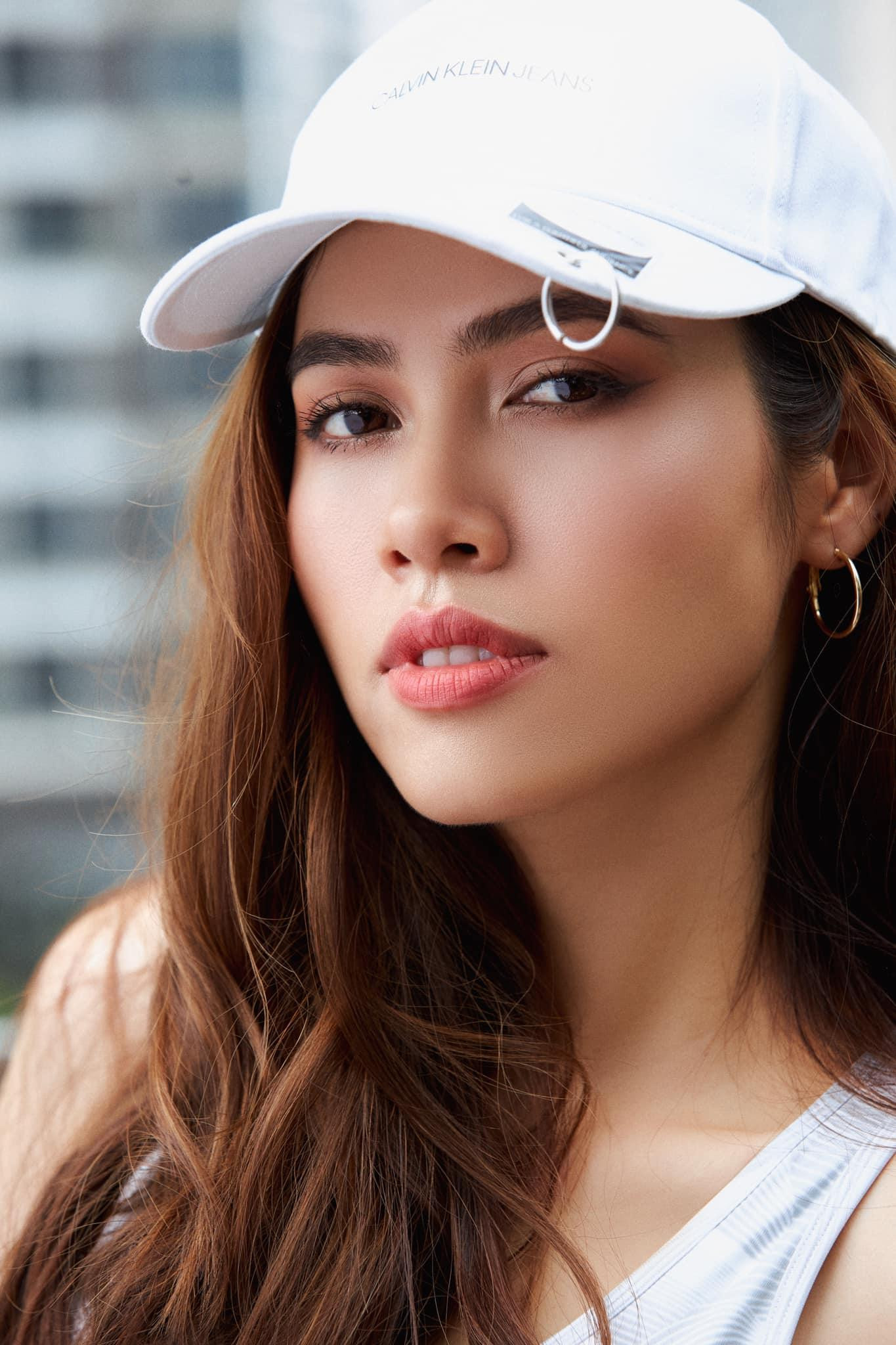 Á hậu Hoàng My cực 'ngầu' với gu thời trang cá tính, phóng khoáng.