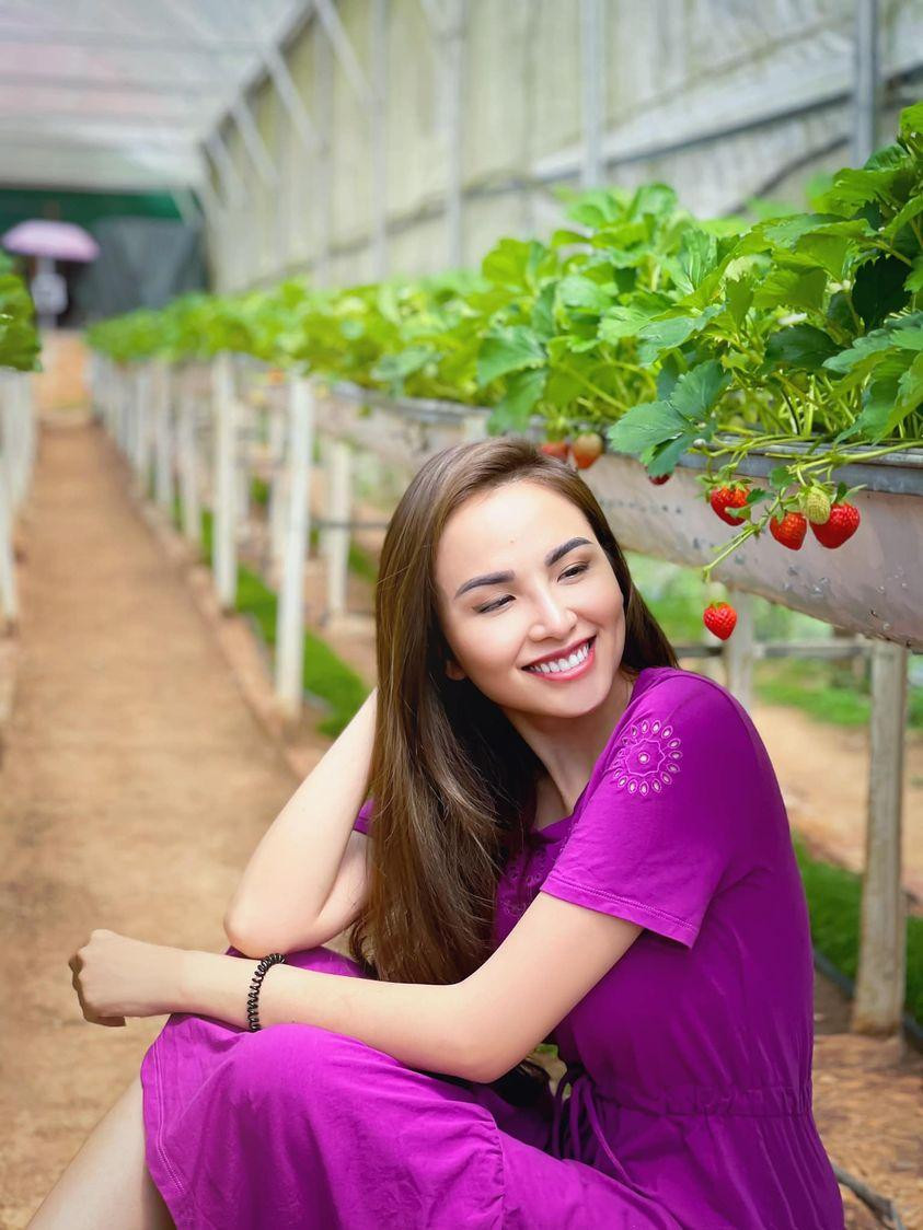 Hoa hậu Diễm Hương dịu dàng như thôn nữ khi đi thăm trang trại trồng dâu.