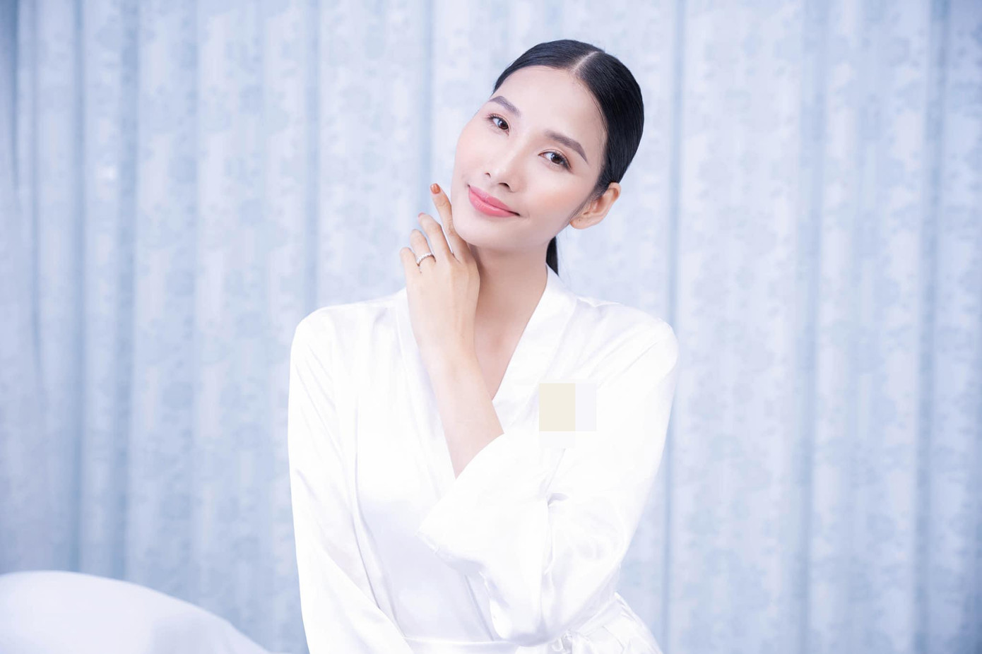 Á hậu Hoàng Thùy khoe vẻ đẹp tinh khôi với gam màu trắng khi đi làm đẹp ngày lễ. Á hậu Hoàng Thùy khoe vẻ đẹp tinh khôi với gam màu trắng khi đi làm đẹp ngày lễ.