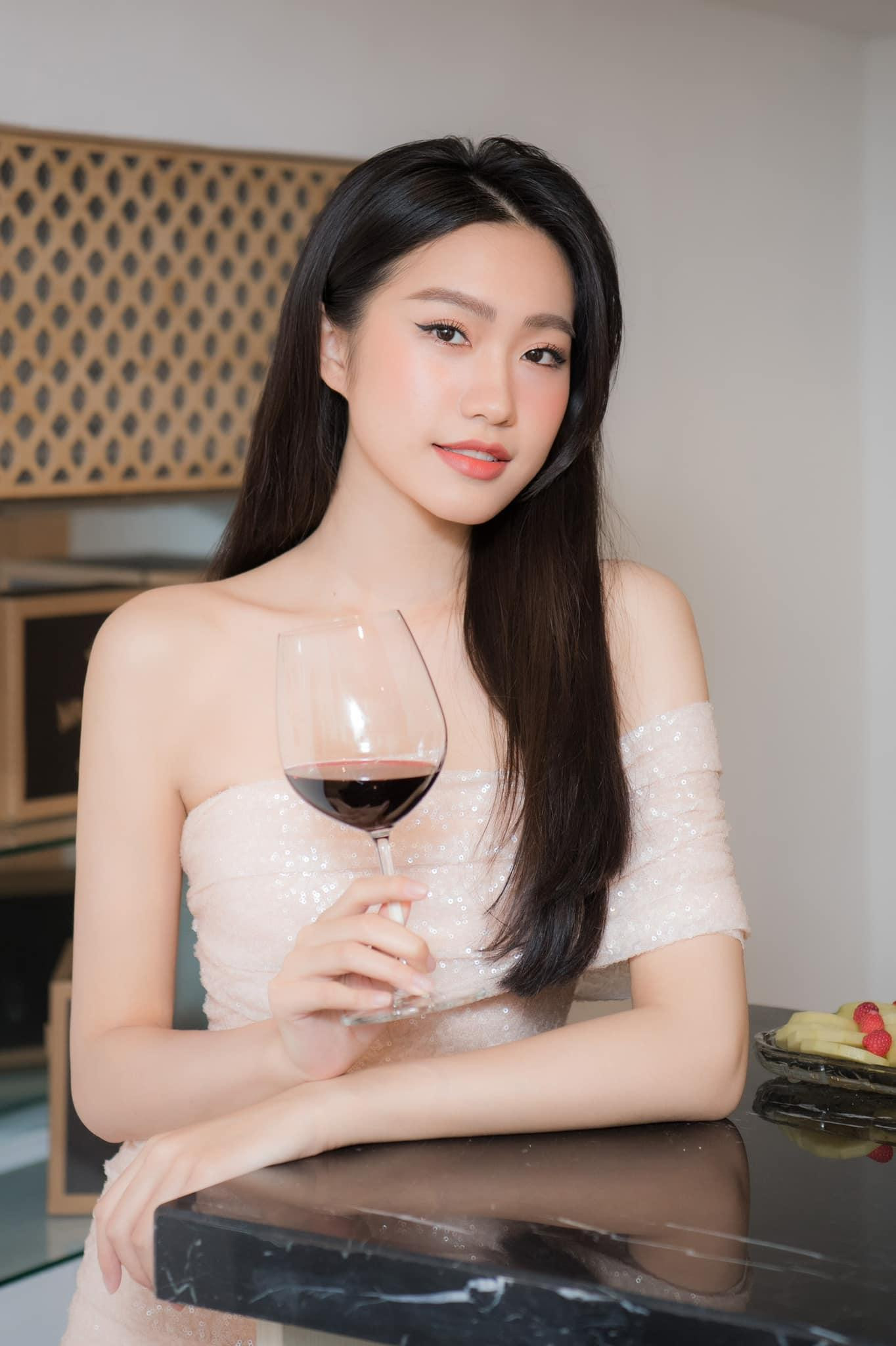 Doãn Hải My khoe vai trần quyến rũ và xinh đẹp ở sự kiện.