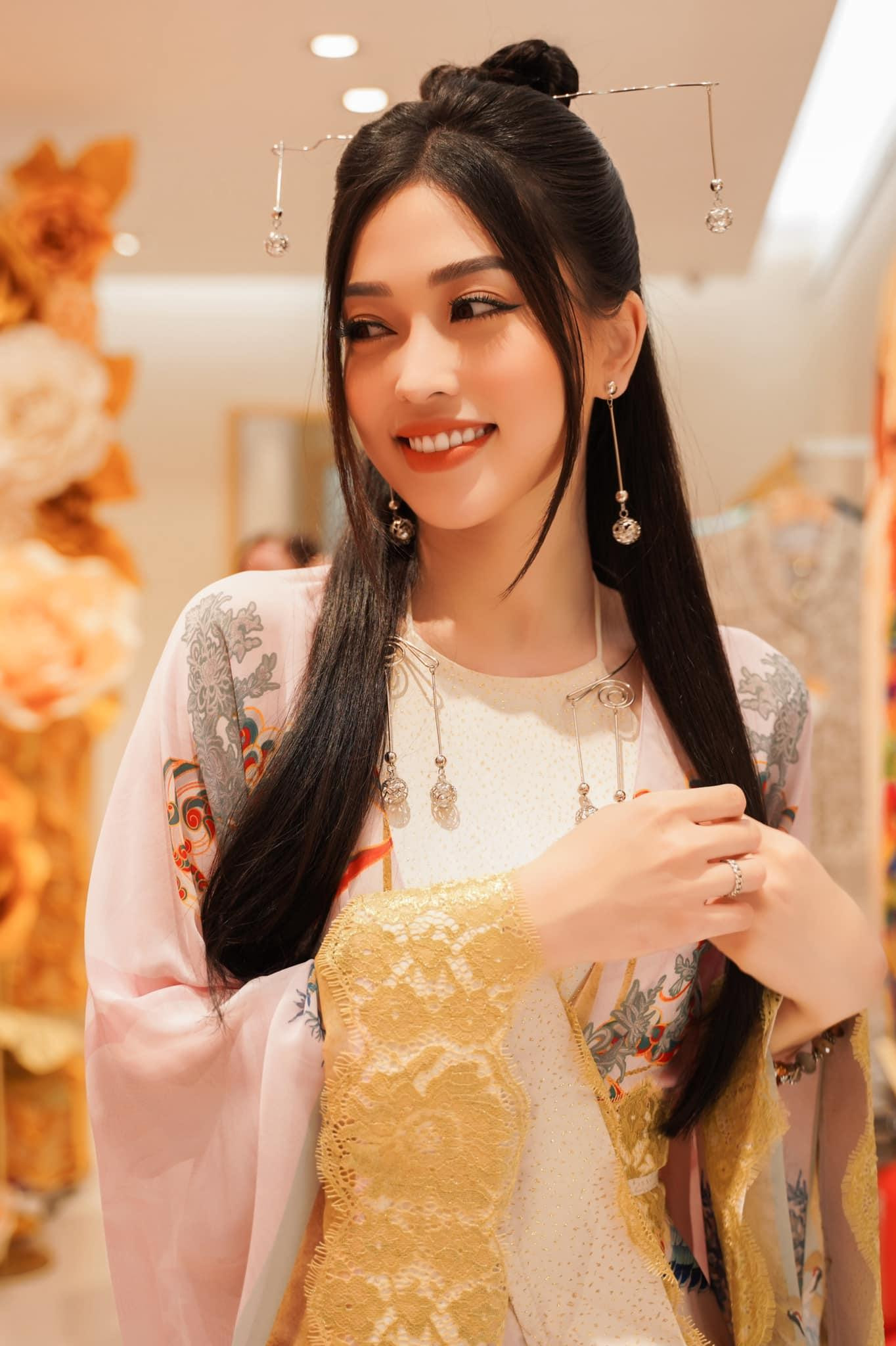 Á hậu Việt Nam 2018 rất chịu khó thay đổi phong cách thời trang.