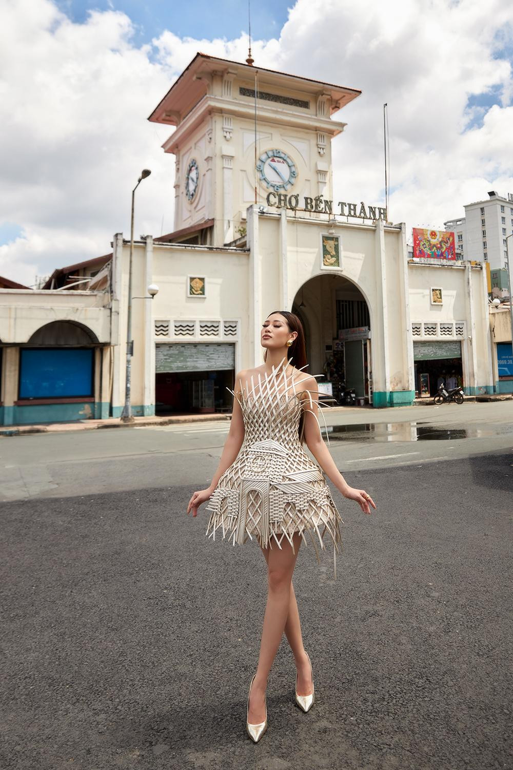 Trong số hàng trăm bộ trang phục mà Khánh Vân sẽ mang tới Miss Universe 2020, ê-kíp của người đẹp đã hé lộ trước đó bộ đồ ấn tượng lấy ý tưởng từ kiến trúc chợ Bến Thành, địa điểm mà bất kỳ du khách nào khi đặt chân đến thành phố Hồ Chí Minh cũng đều phải ghé qua.