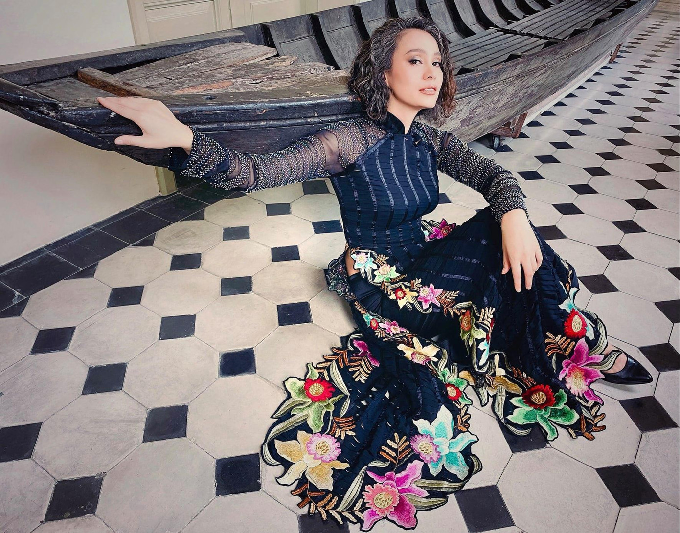 Hoa hậu Ngọc Khánh tái xuất đầy xinh đẹp và ấn tượng trong bộ áo dài đính hoa rực rỡ. Hoa hậu Ngọc Khánh tái xuất đầy xinh đẹp và ấn tượng trong bộ áo dài đính hoa rực rỡ.