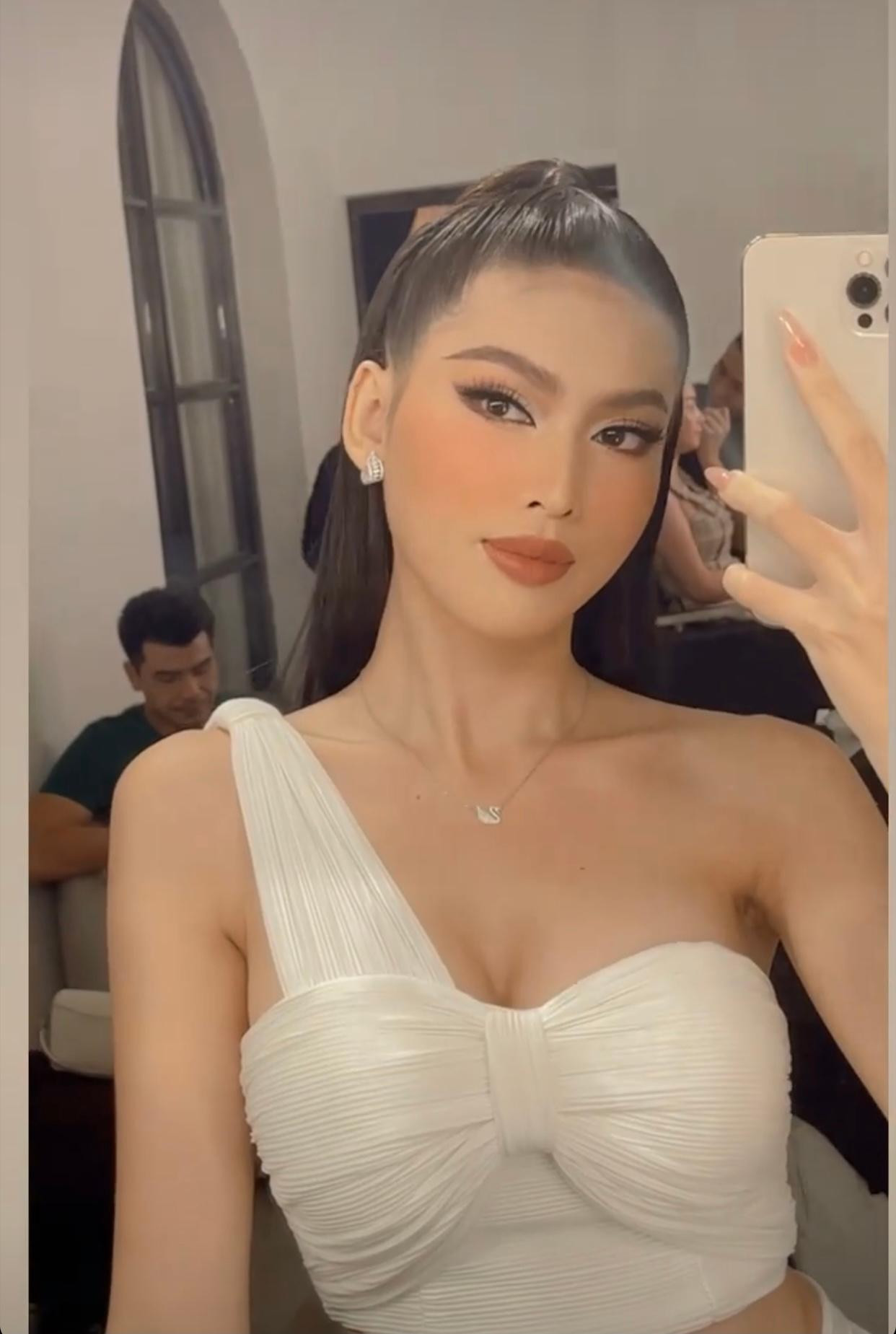 Mới đây, Á hậu Ngọc Thảo tái xuất trong buổi chụp hình đầu tiên sau khi trở về từ cuộc thi Miss Grand 2020. Á hậu Việt Nam 2020 diện váy cúp ngực khoe vòng một nóng bỏng.