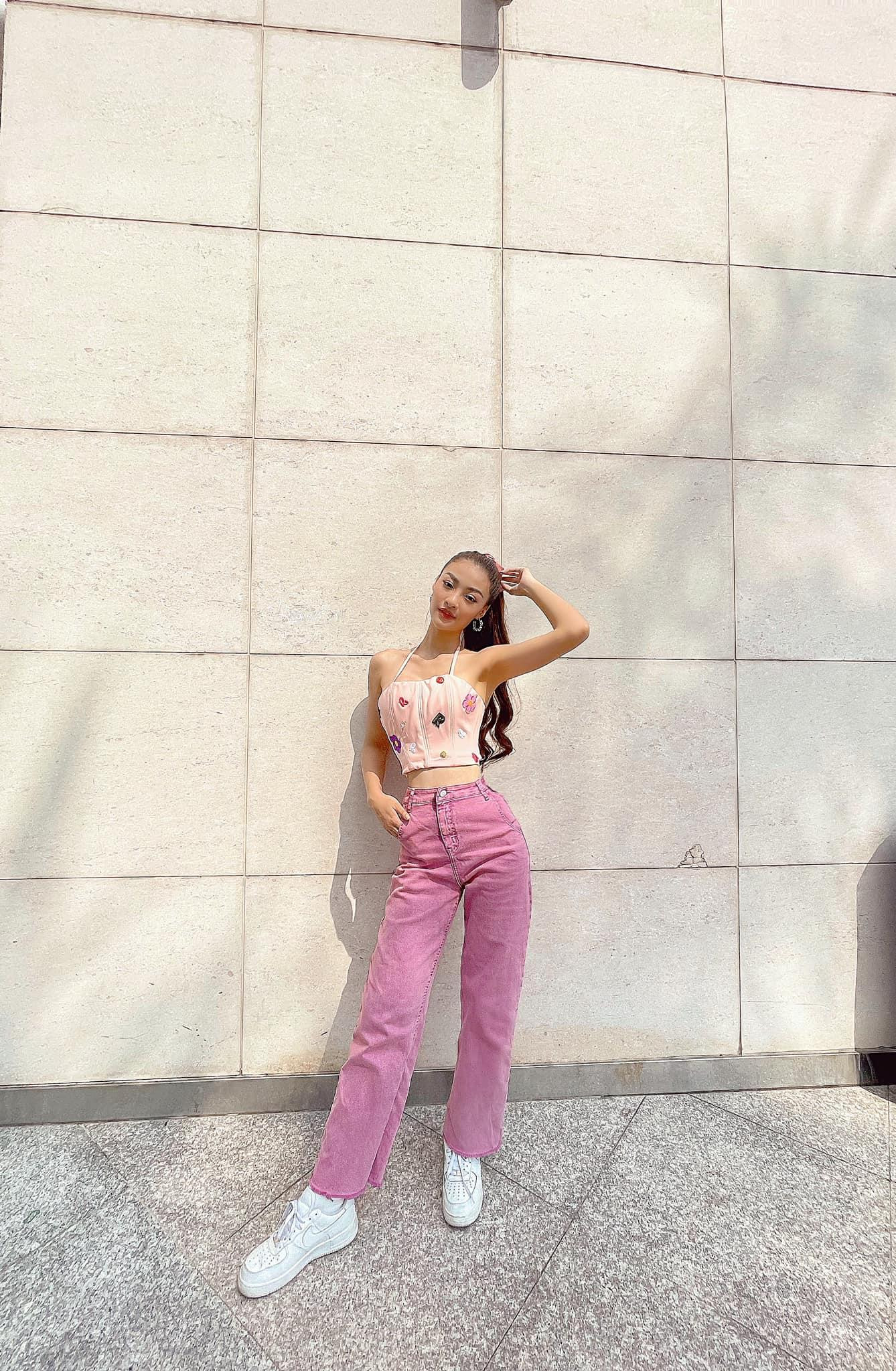 Á hậu Kiều Loan chọn trang phục năng động, cá tính khi đi chơi ngày nghỉ lễ.