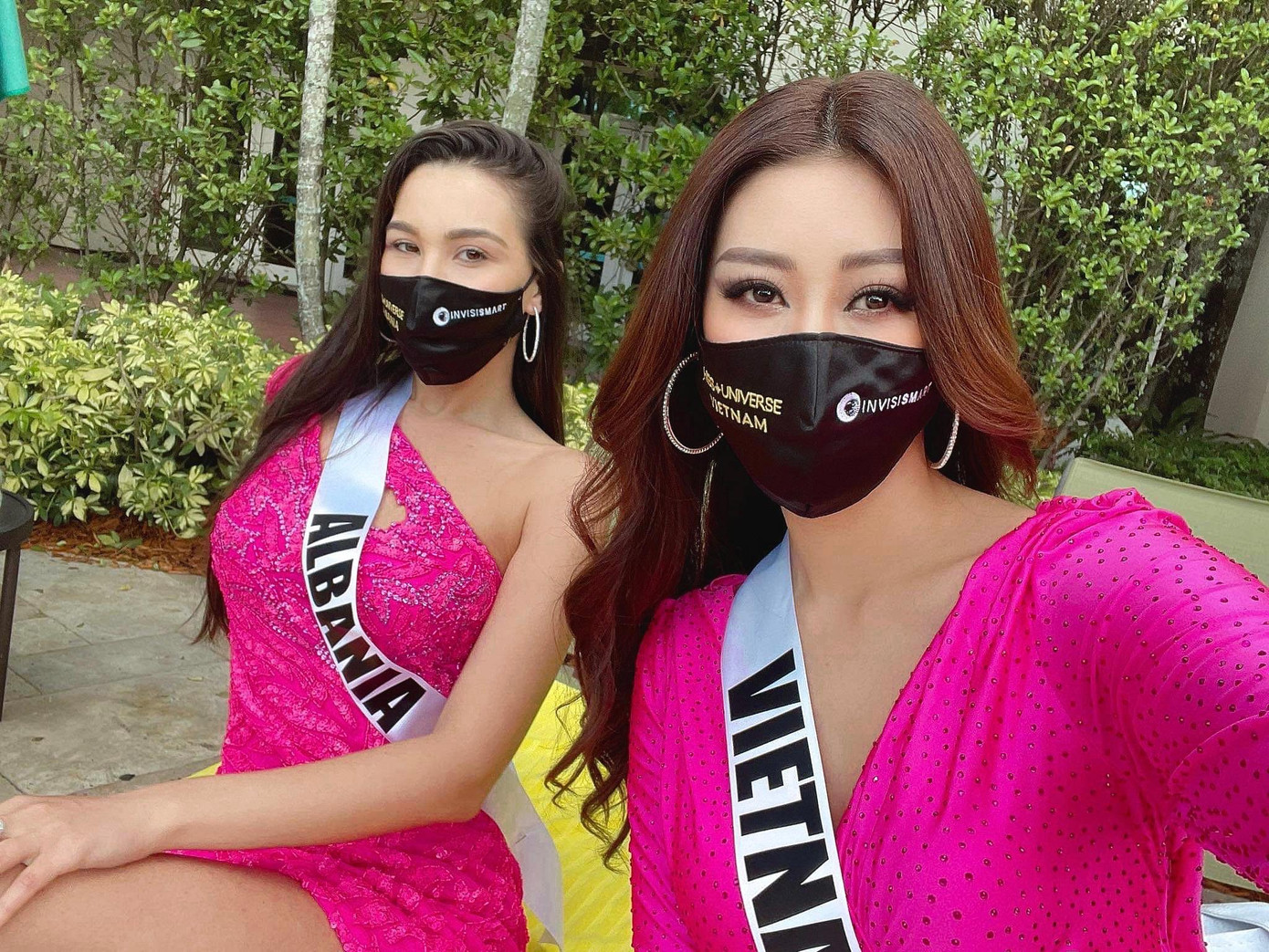 Sau khoảng thời gian ngắn nhập cuộc cùng các thí sinh, Khánh Vân nhận được nhiều sự chú ý từ các fans sắc đẹp quốc tế vì những bộ trang phục sành điệu, ấn tượng mà cô mang tới cuộc thi cũng như năng lượng vui tươi, thân thiện trong các hoạt động.