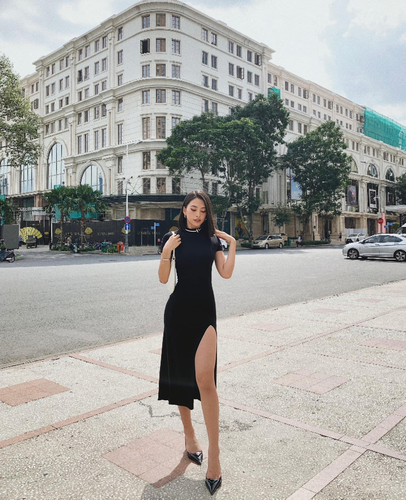 Mặc dù vậy thiết kế xẻ tà vẫn giúp cho Hoa hậu Việt Nam 2018 khoe được đôi chân thon dài cực kỳ quyến rũ của mình.