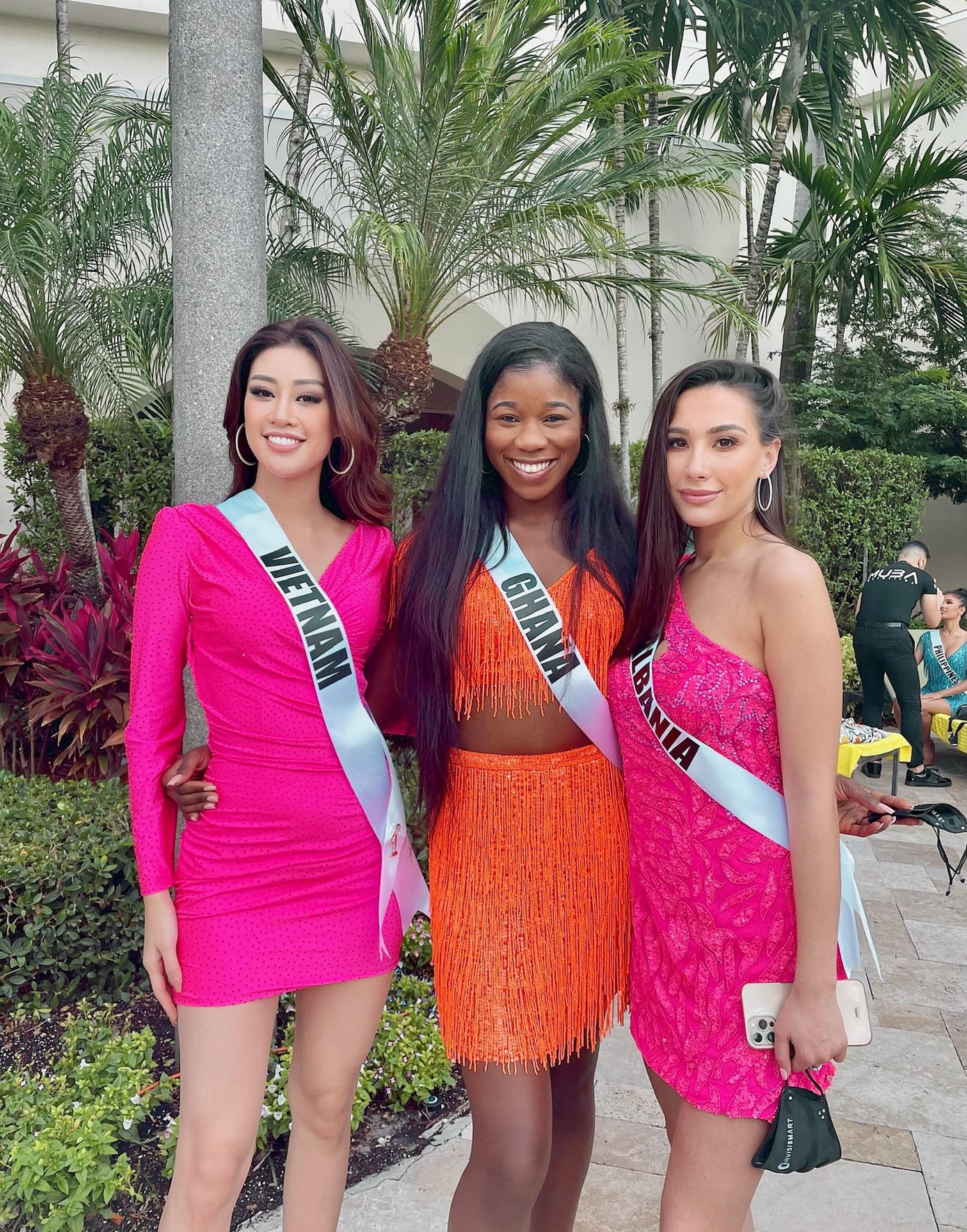 Trong các hoạt động bên lề của ngày thứ 3, Khánh Vân kết thân cùng Hoa hậu Ghana và Albania.