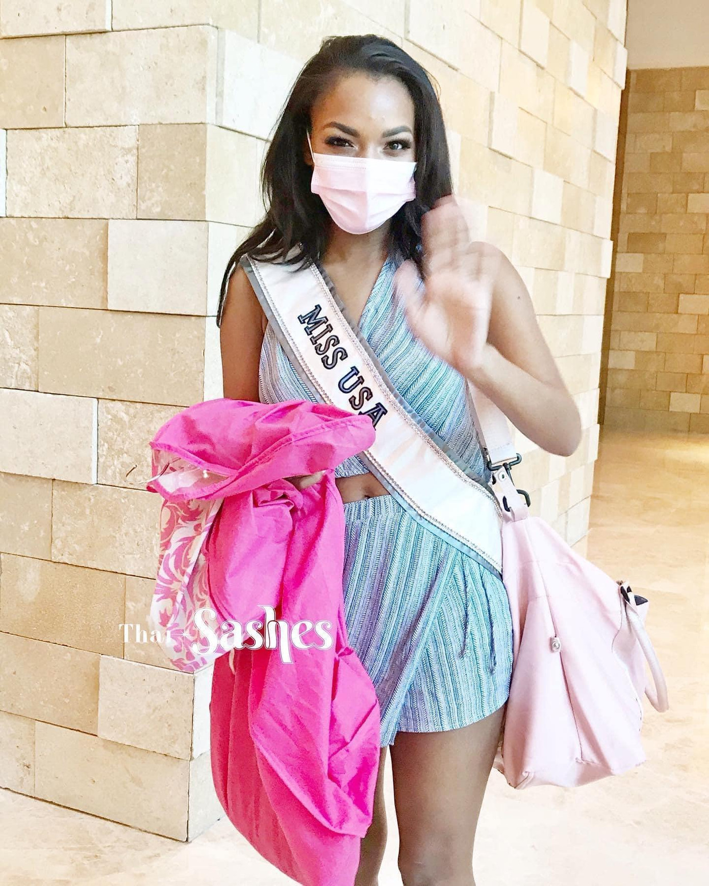 Tuy nhiên khi tới khách sạn Hard Rock - địa điểm tổ chức Miss Universe 2020 để check-in, diện mạo của người đẹp trở nên xộc xệch và luộm thuộm.