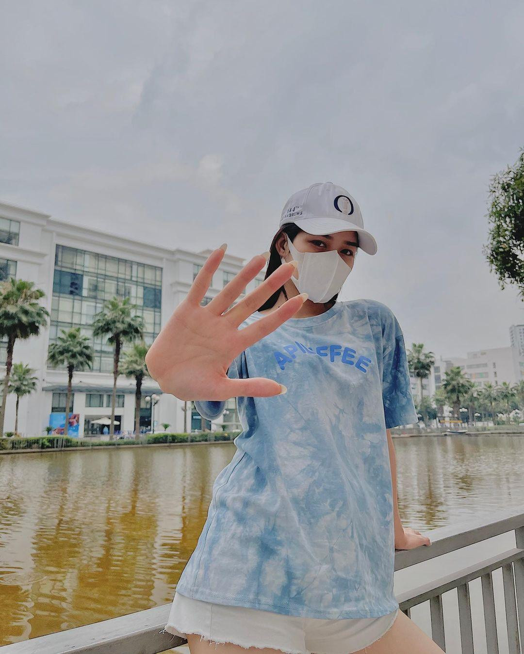 Hoa hậu Đỗ Thị Hà diện set đồ giản dị, kêu gọi mọi người tuân thủ các quy tắc phòng chống dịch COVID-19. Hoa hậu Đỗ Thị Hà diện set đồ giản dị, kêu gọi mọi người tuân thủ các quy tắc phòng chống dịch COVID-19.