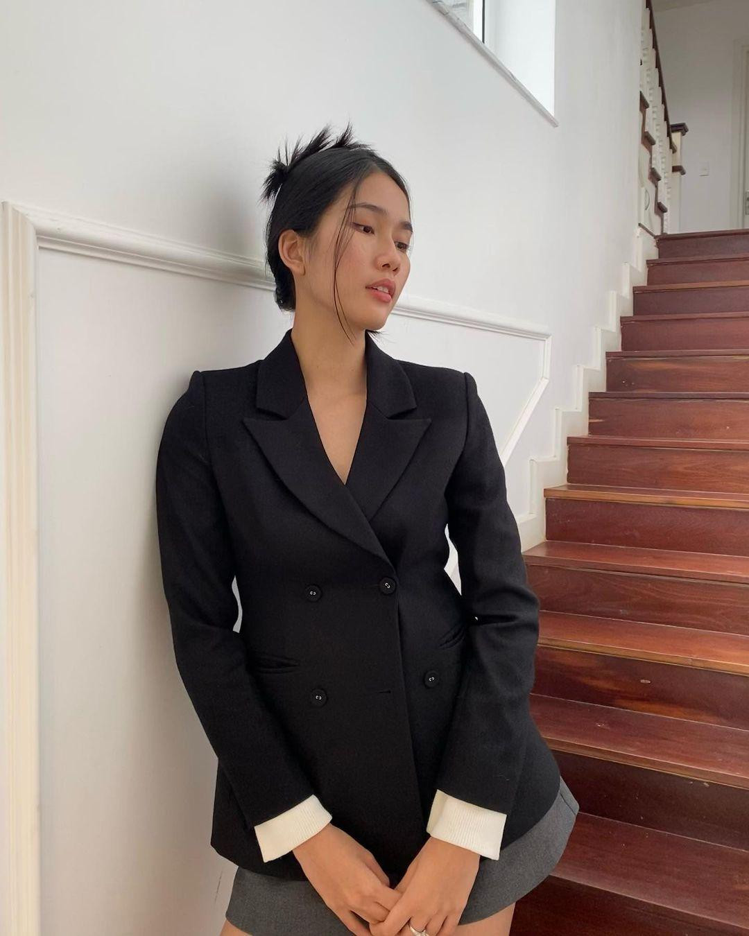 Á hậu Phương Anh kín đáo và thanh lịch với trang phục vest gam màu tối.