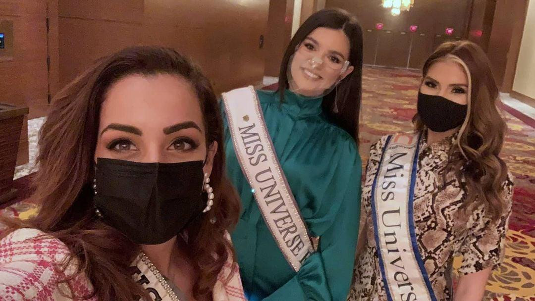 Các người đẹp hào hứng chụp ảnh khi gặp nhau tại khách sạn Hard Rock.