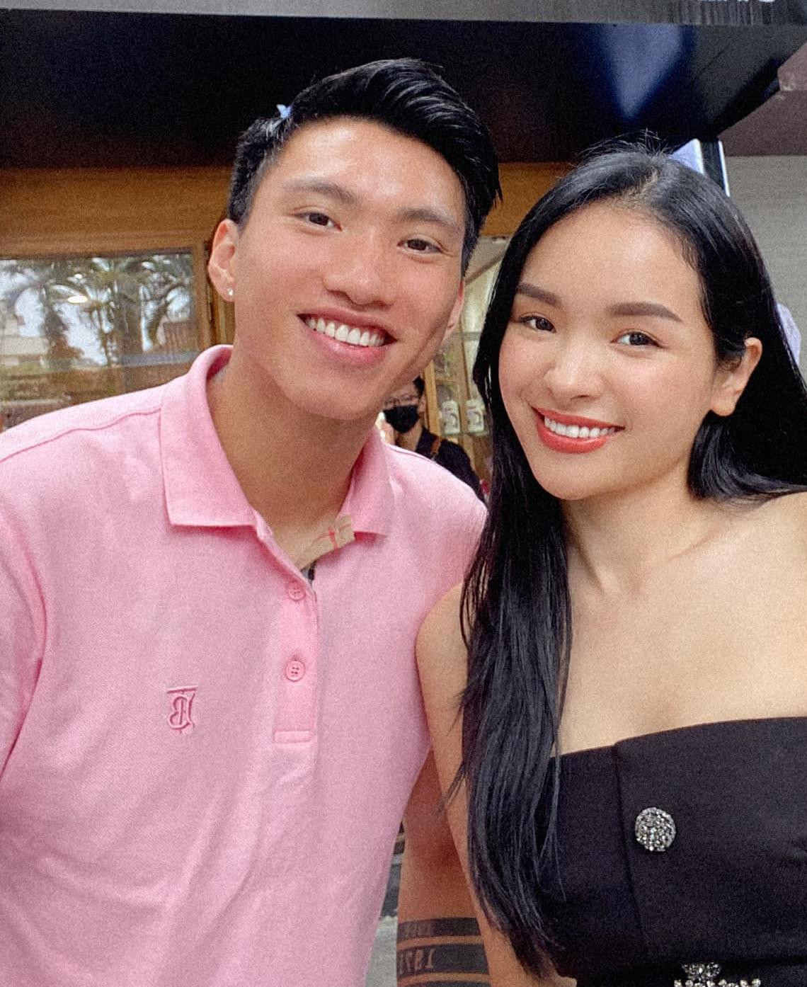 Đoàn Văn Hậu cũng tham dự sự kiện này. Anh vui vẻ chụp ảnh cùng một khách mời nữ khác.