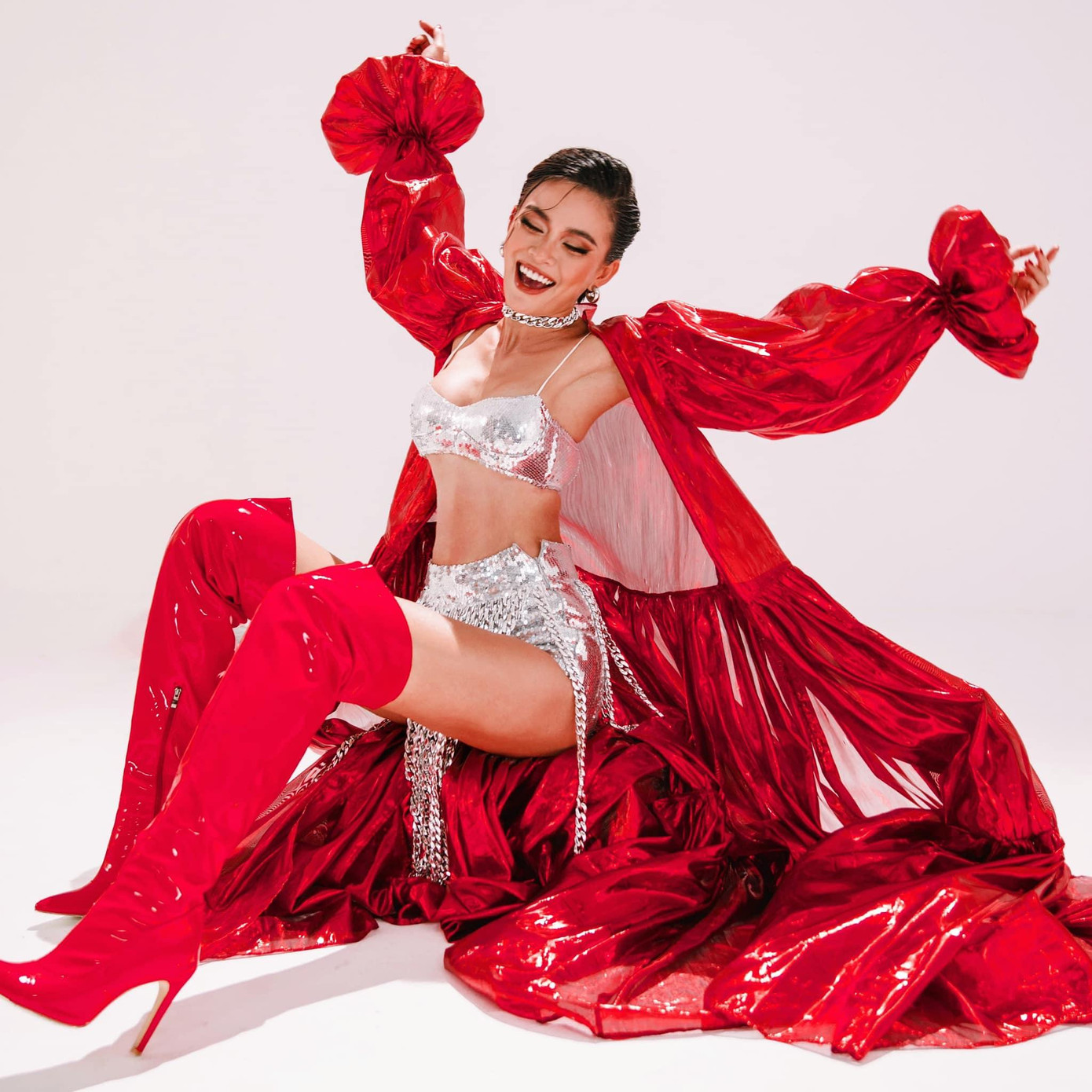 Á hậu Mâu Thủy diện bikini bằng chất liệu seuqin lấp lánh khoe body nóng bỏng.