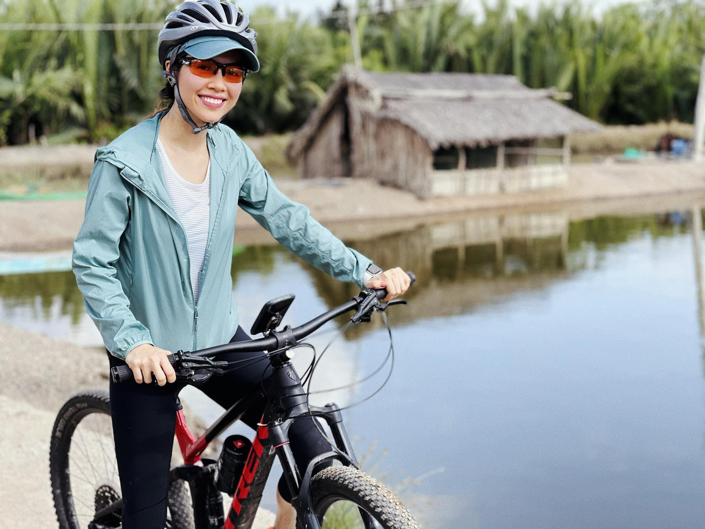 Á hậu Hoàng My chọn môn thể thao đạp xe đường trường để tăng cường sức khỏe và thư giãn trong dịp nghỉ lễ.