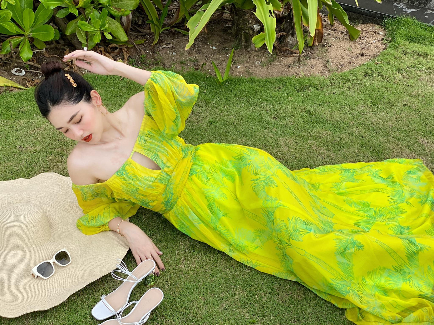 Á hậu Thanh Tú diện váy vàng rực, cắt xẻ vòng một quyến rũ khi khoe dáng trên biển.