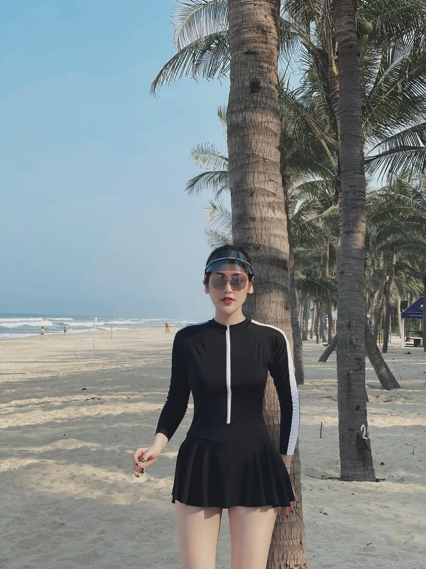 Á hậu Tú Anh diện trang phục kín đáo nhưng vẫn khoe trọn đôi chân nuột nà, quyến rũ.