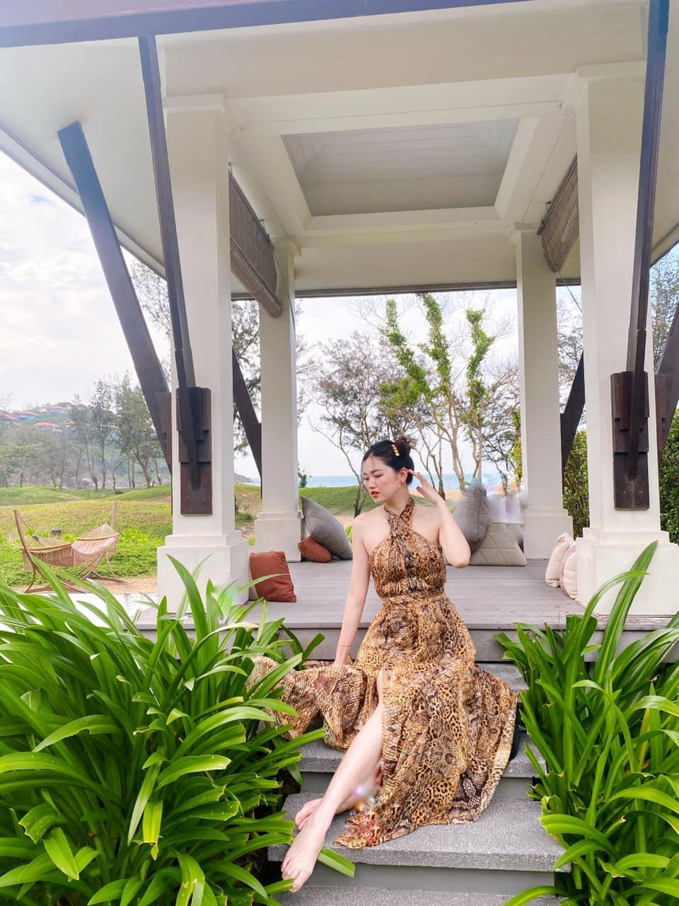 Á hậu Thanh Tú mặc váy kiểu cổ yếm khoe trọn vai trần nuột nà và quyến rũ.