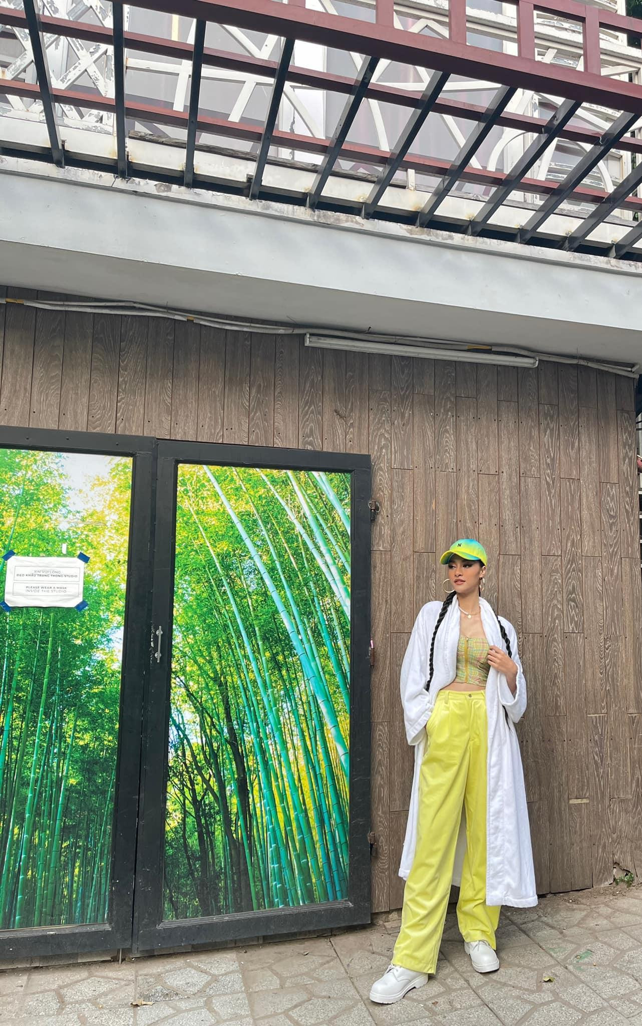 Á hậu Kiều Loan cá tính mà không kém phần nóng bỏng với bộ trang phục ấn tượng.