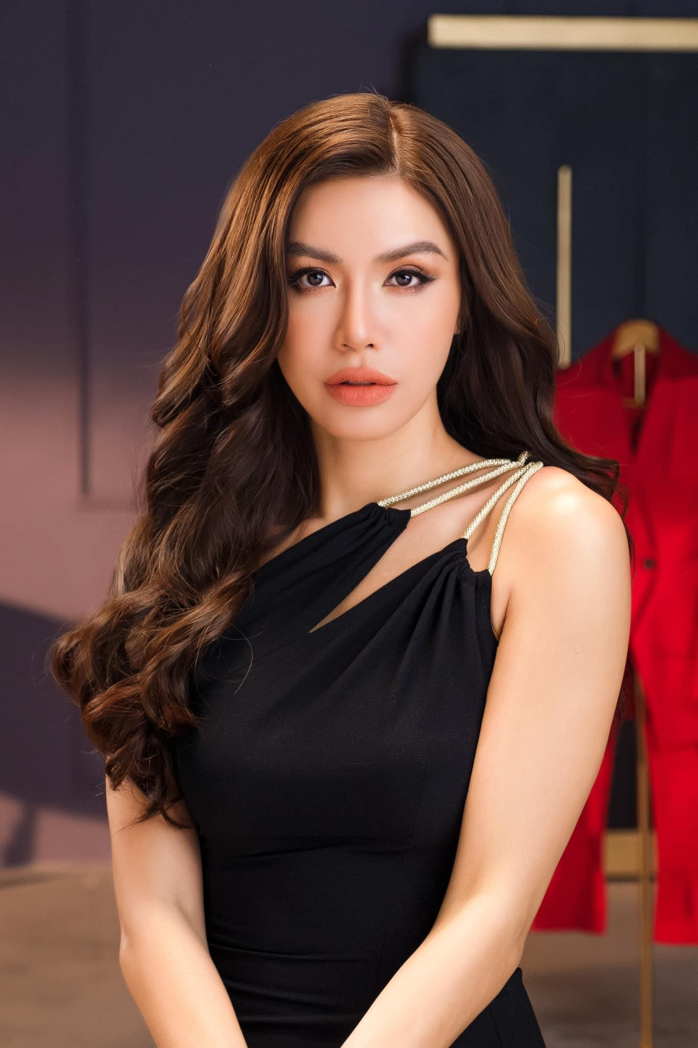 Minh Tú xinh đẹp, yêu kiều khi diện bộ váy đen có thiết kế lạ mắt.