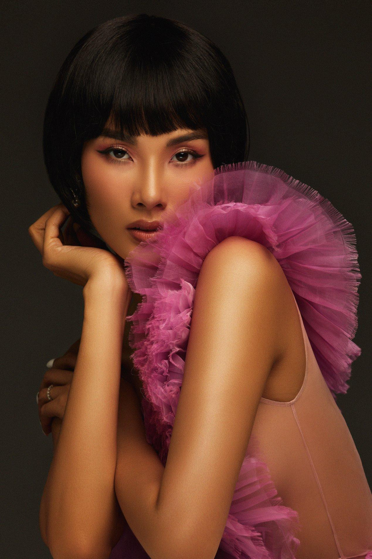 Á hậu Hoàng Thùy hóa thân thành 'búp bê châu Á' đầy xinh đẹp và quyến rũ.