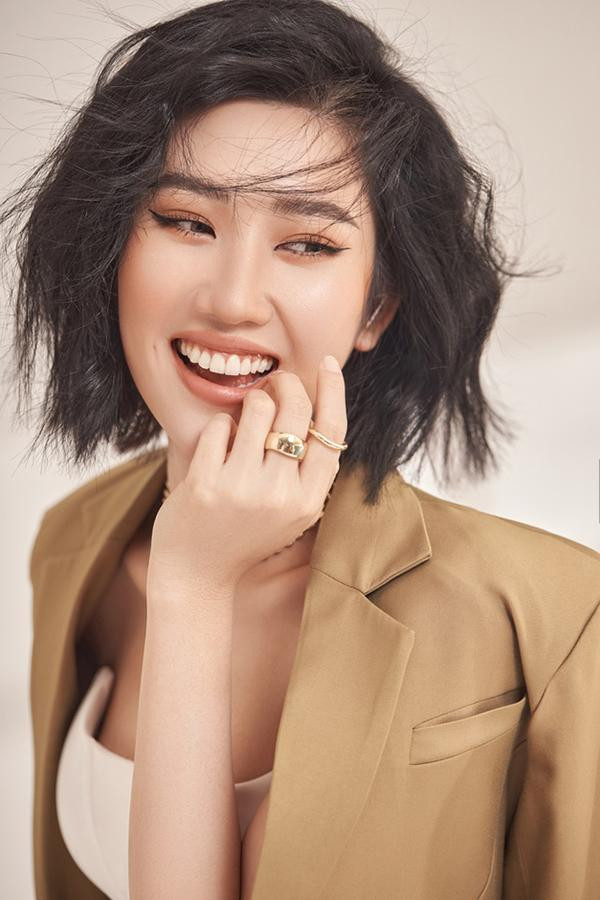 Sau hàng loạt giải thưởng về nhan sắc, Thúy Ngân chuyển hướng sang phát triển sự nghiệp ở lĩnh vực phim ảnh. Từng chia sẻ về việc phải lo cho em gái ăn học và phải giúp đỡ ba mẹ nên Thúy Ngân trưởng thành từ rất sớm, cô đã tận dụng danh tiếng có được từ lĩnh vực sắc đẹp để gia nhập giới giải trí. Người đẹp rất chăm chỉ đóng phim truyền hình và xuất hiện trong rất nhiều tác phẩm để có thể có thu nhập lo cho gia đình.