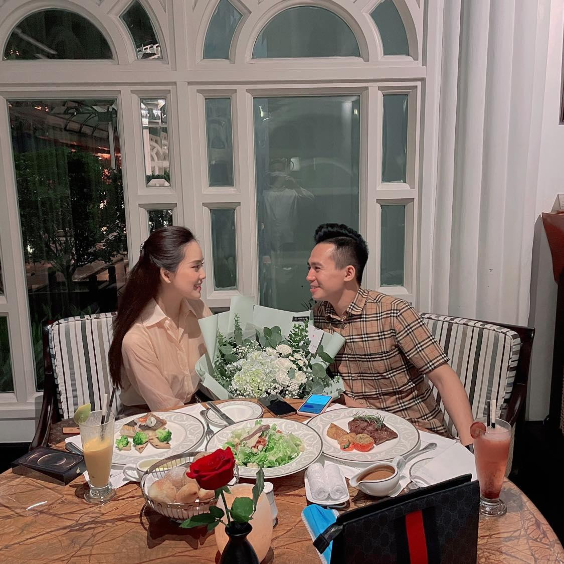 Người đẹp Top 10 HHVN 2016 Tố Như hạnh phúc bên ông xã hotboy trong ngày sinh nhật.